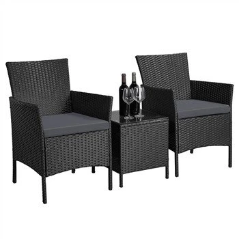 Rattan -Stühle und Couchtisch