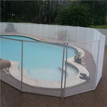 Weißer Zaun um den Pool